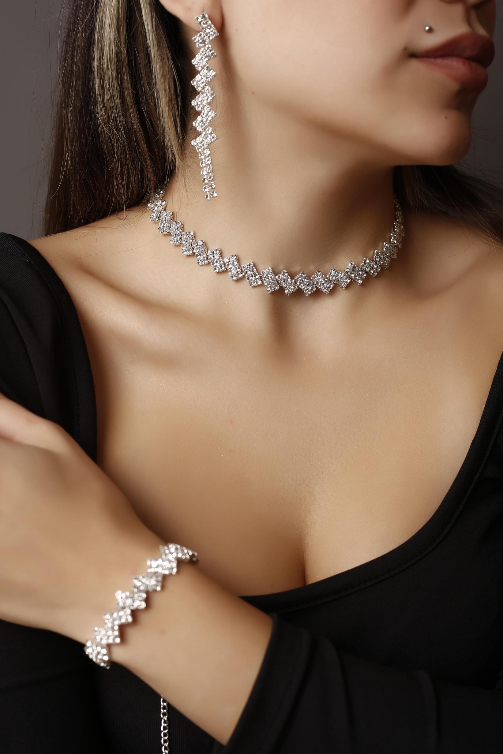 3’ lü Stylish Çapraz Dizim Zirkon Taşlı Takı Seti Pırlanta Gümüş Kaplama Su Yolu Abiye Kolye, Küpe ve Bileklik