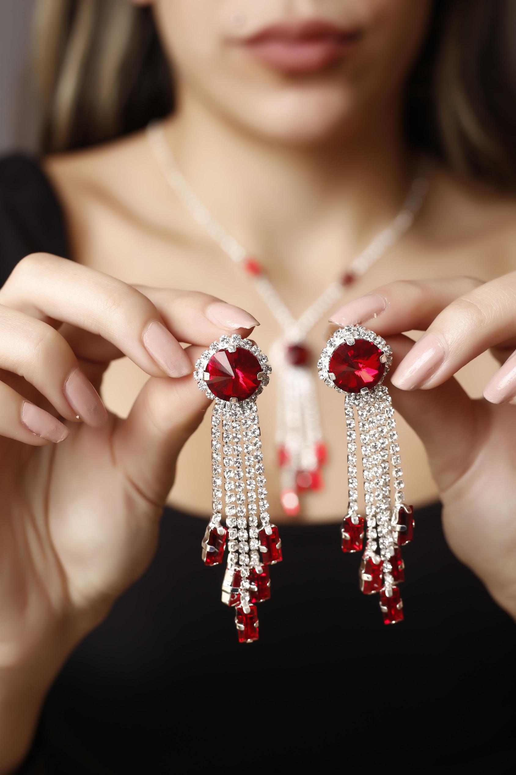 Stylish Tasarım Kırmızı Taşlı Su Yolu 3’ lü Set Zirkon Taşlı Kolye, Küpe ve Bileklik Seti Gelin Nişan Seti Parti Davet Seti Set