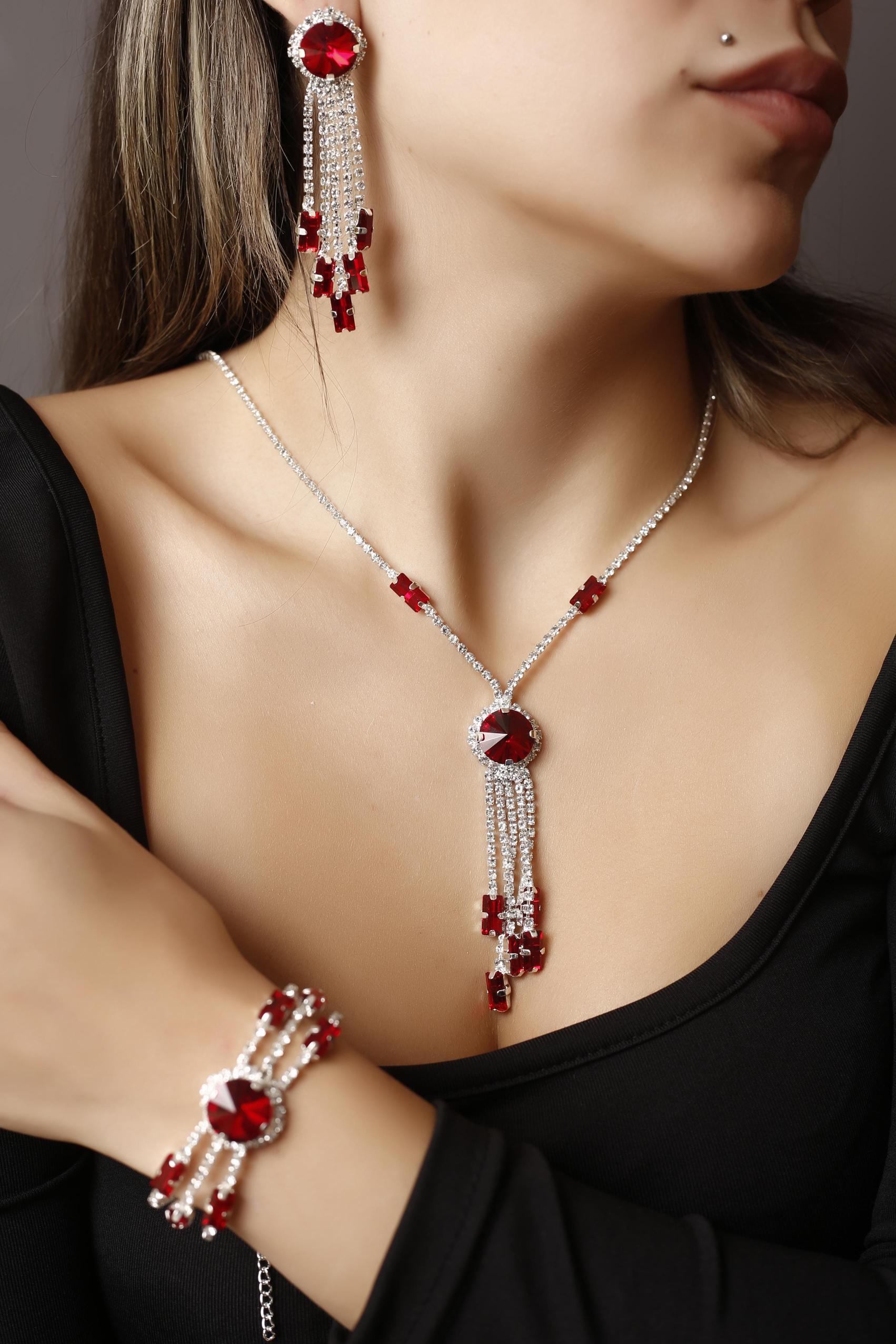 Stylish Tasarım Kırmızı Taşlı Su Yolu 3’ lü Set Zirkon Taşlı Kolye, Küpe ve Bileklik Seti Gelin Nişan Seti Parti Davet Seti Set