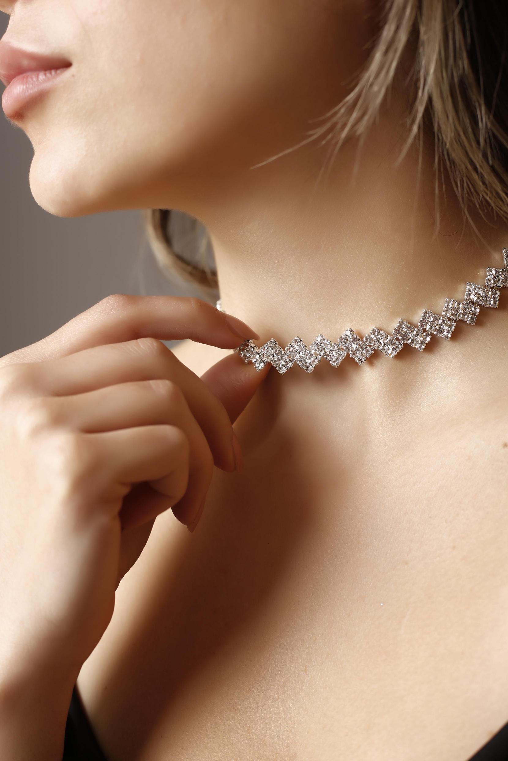 Stylish Çapraz Dizim Zirkon Taşlı Choker Pırlanta Gümüş Kaplama Su Yolu Abiye Nişan Gelin Düğün Kolye