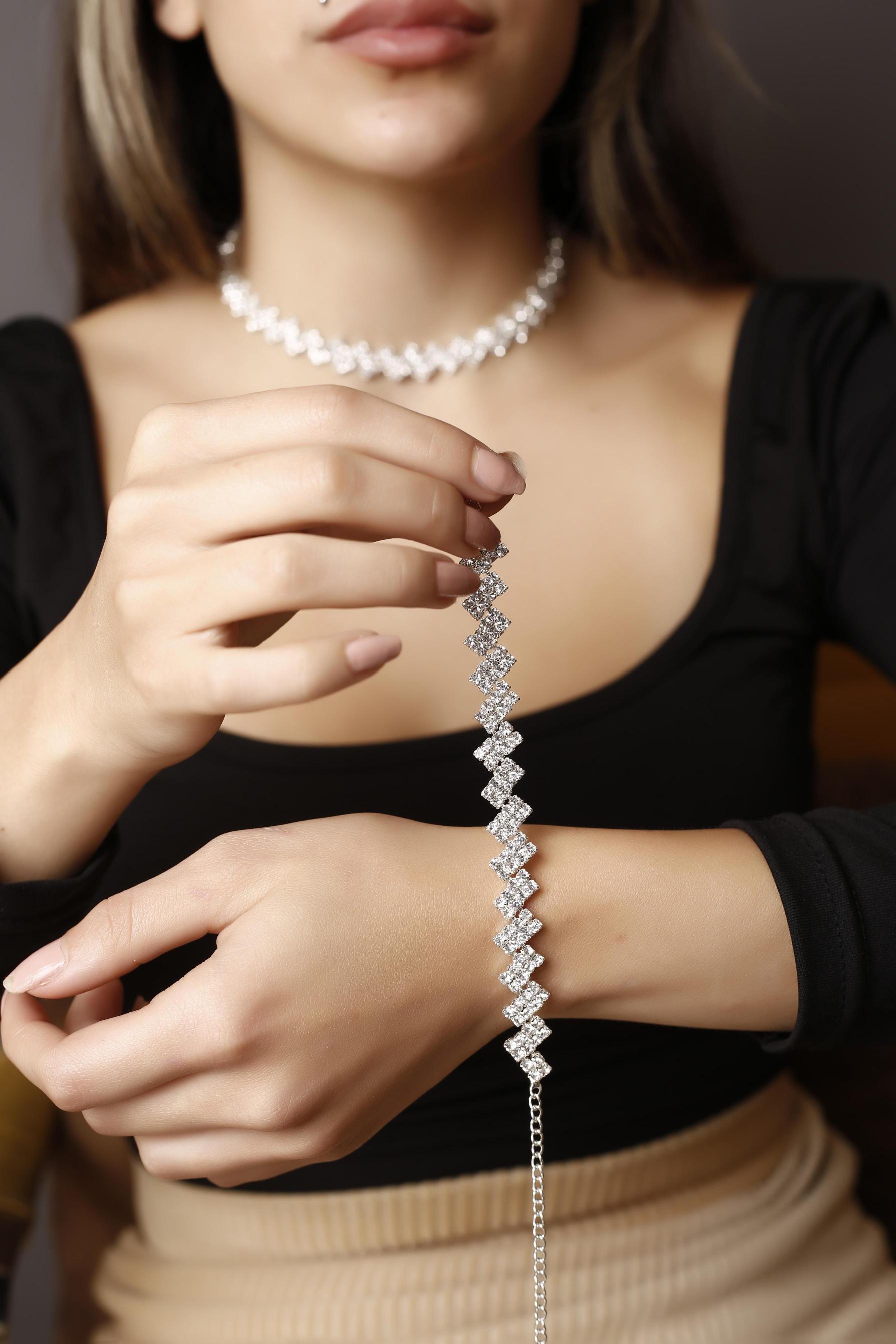 3’ lü Stylish Çapraz Dizim Zirkon Taşlı Takı Seti Pırlanta Gümüş Kaplama Su Yolu Abiye Kolye, Küpe ve Bileklik