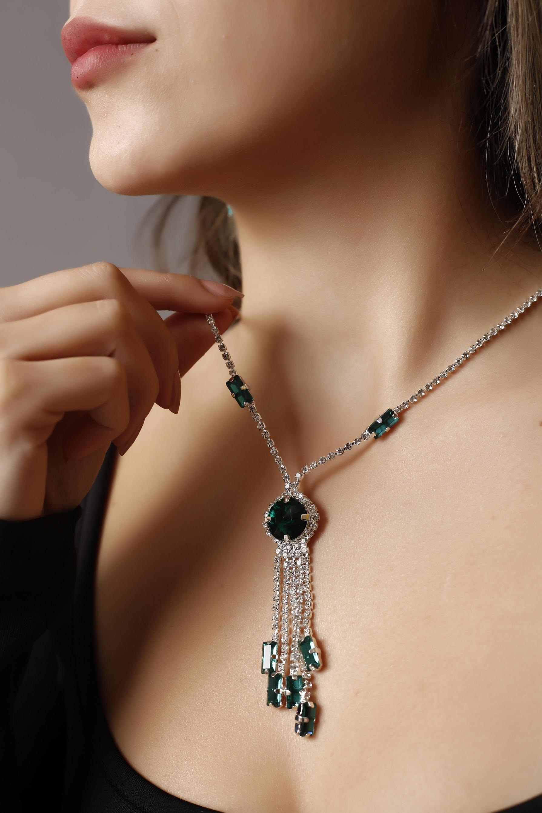 Stylish Tasarım Yeşil Taşlı Su Yolu 3’ lü Set Zirkon Taşlı Kolye, Küpe ve Bileklik Seti Gelin Nişan Seti Parti Davet Seti Set