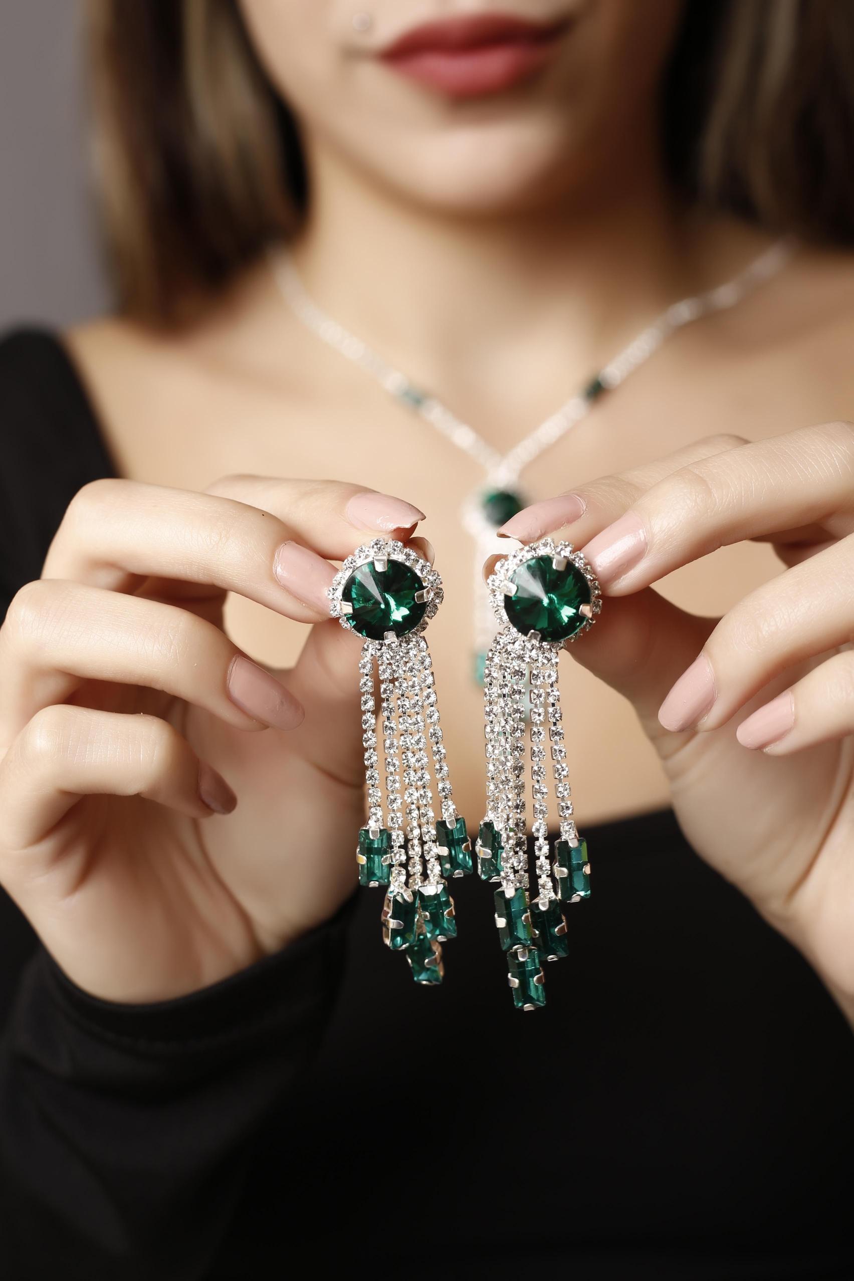 Stylish Tasarım Yeşil Taşlı Su Yolu Küpe Zirkon Taşlı Küpe Sallantılı Küpe Gelin Nişan Küpesi Parti Davet Küpesi Küpe