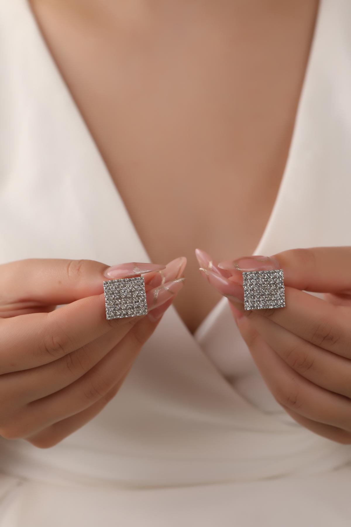 Gümüş Renk Mini Kare Desenli Taşlı Küpe Kare Mini Küpe Su Yolu Küpe