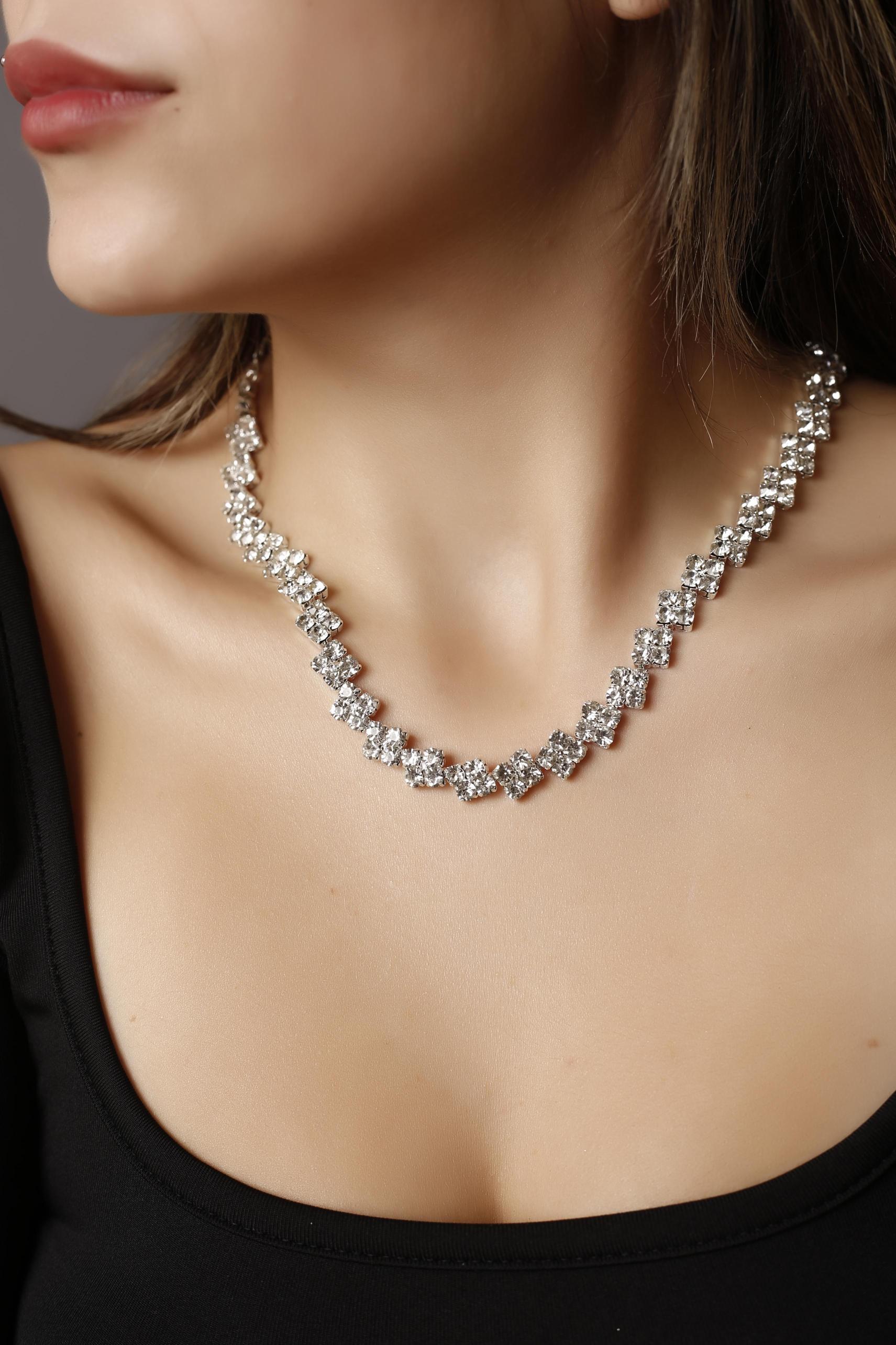 Stylish Gümüş Renk Baklava Desenli Zirkon Taşlı Choker Kolye Pırlanta Su Yolu Choker Kolyesi