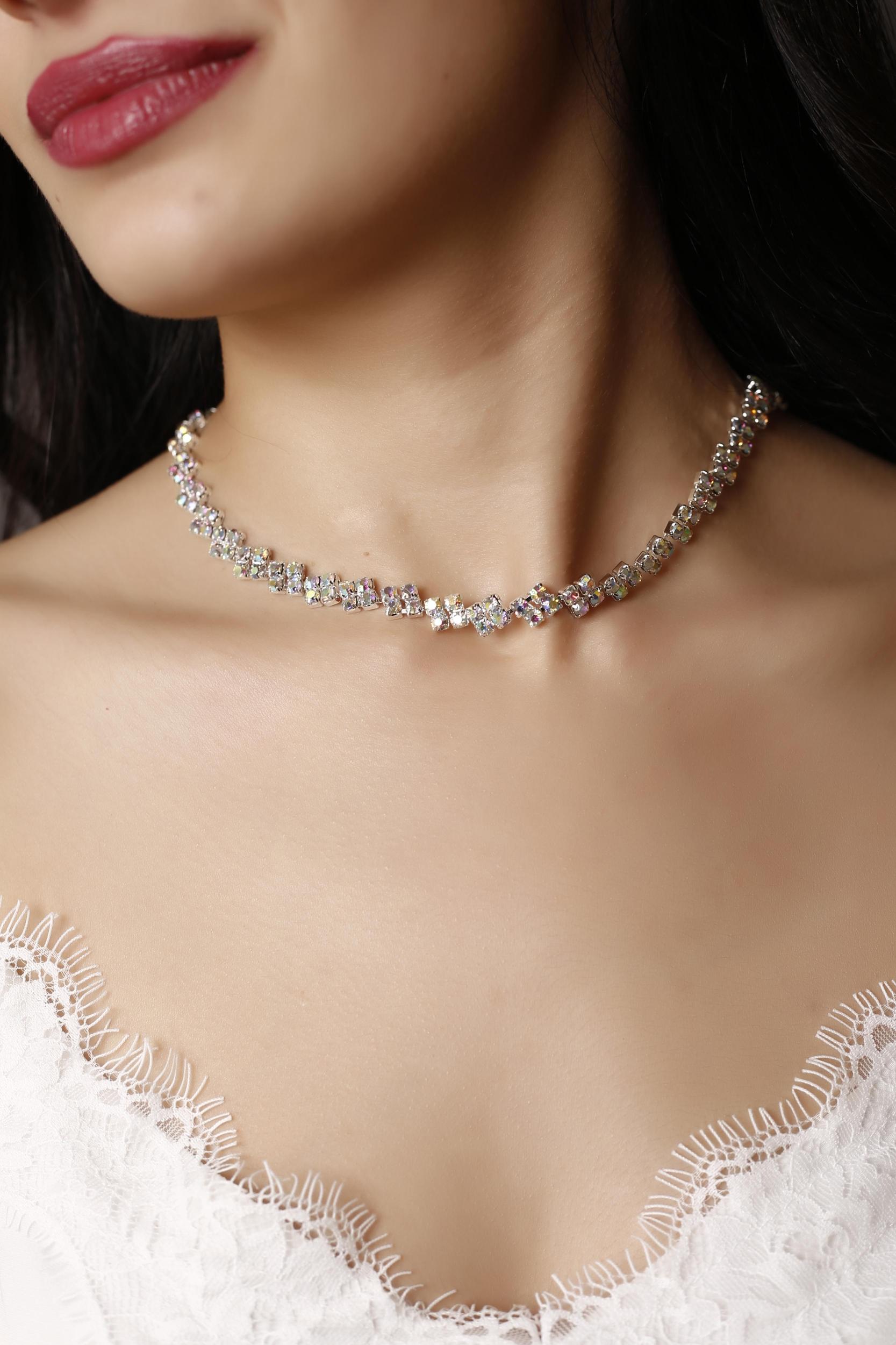 Stylish Janjan Renk Baklava Desenli Zirkon Taşlı Choker Kolye Pırlanta Gümüş Kaplama Su Yolu Abiye