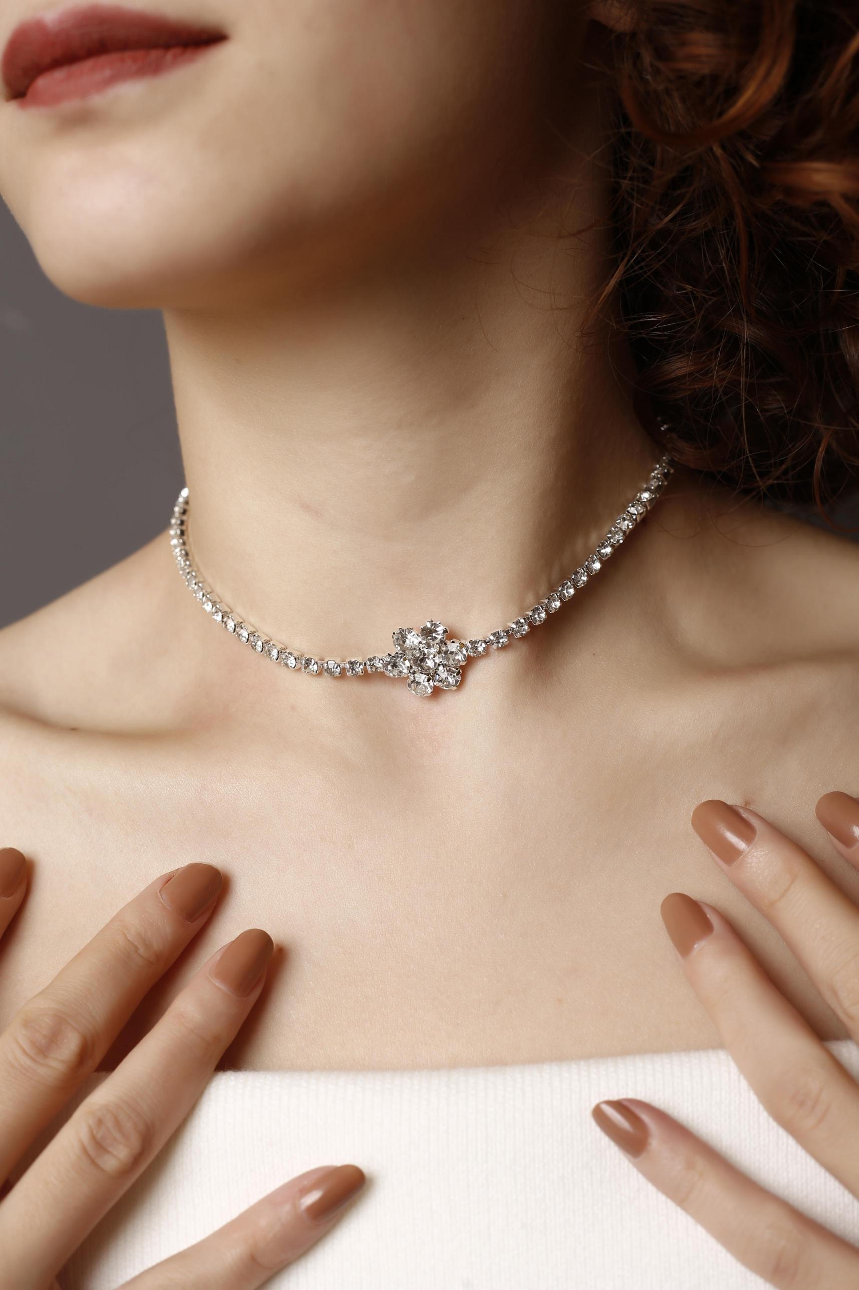 Silver Taşlı Çiçek Choker Kolye, Stylish Taşlı Choker, Su Yolu Choker Kolye, Gerdanlık, Boyunluk