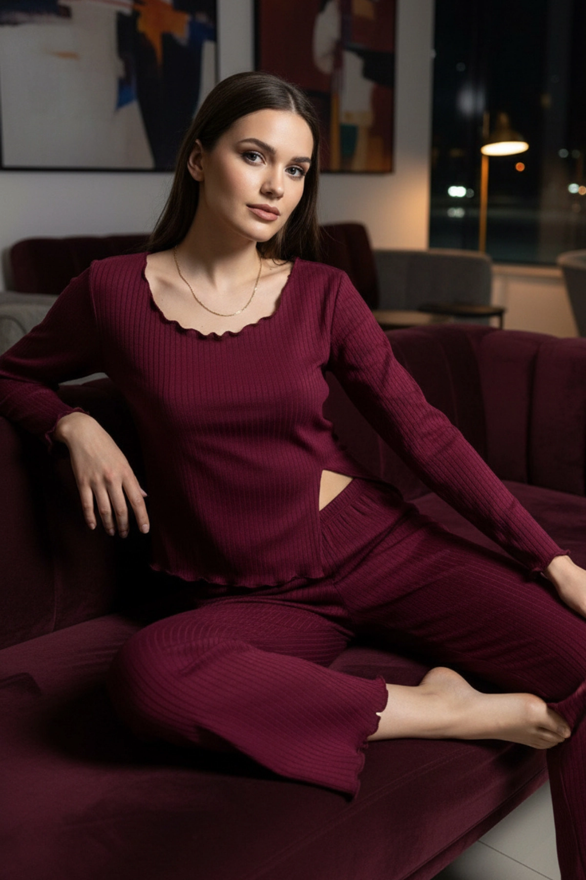 Açık Geniş Yakalı Pamuklu Kumaş Yırtmaçlı Pijama Takımı – Salaş Rahat Takım