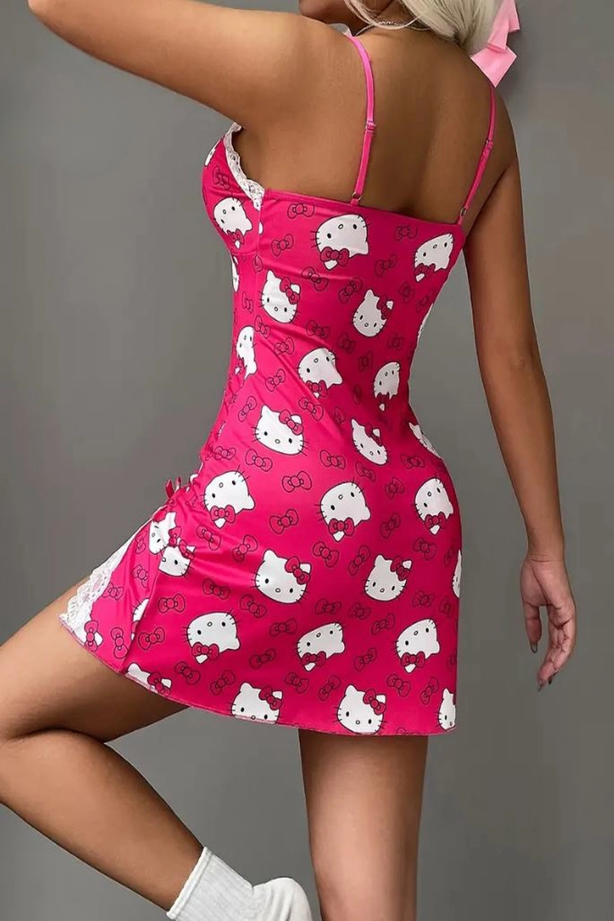 Hello Kitty Seksi Derin V Yaka Dantel Detaylı Yırtmaçlı Gece Elbisesi - Yumuşacık Gecelik