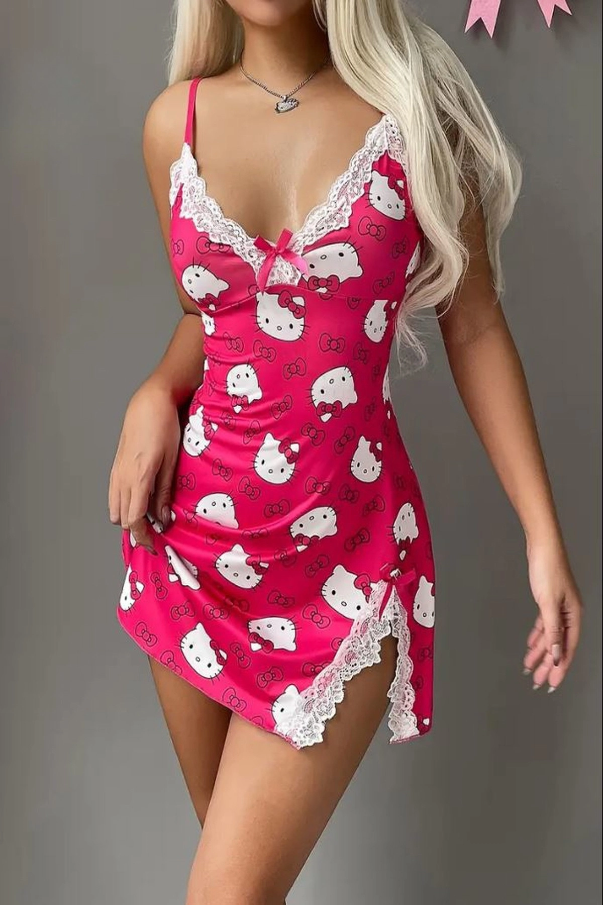 Hello Kitty Seksi Derin V Yaka Dantel Detaylı Yırtmaçlı Gece Elbisesi - Yumuşacık Gecelik