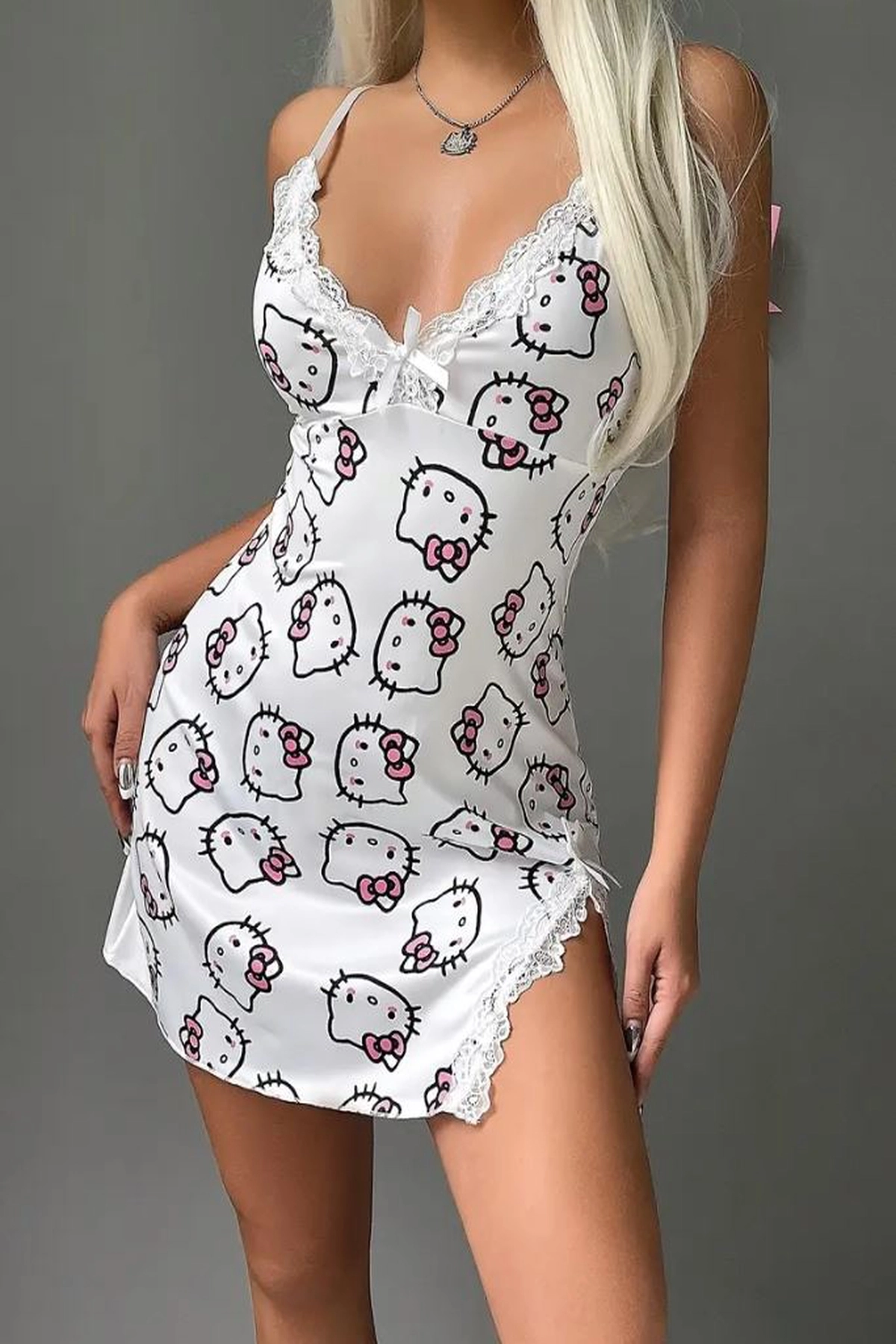Hello Kitty Seksi Derin V Yaka Dantel Detaylı Yırtmaçlı Gece Elbisesi - Yumuşacık Gecelik