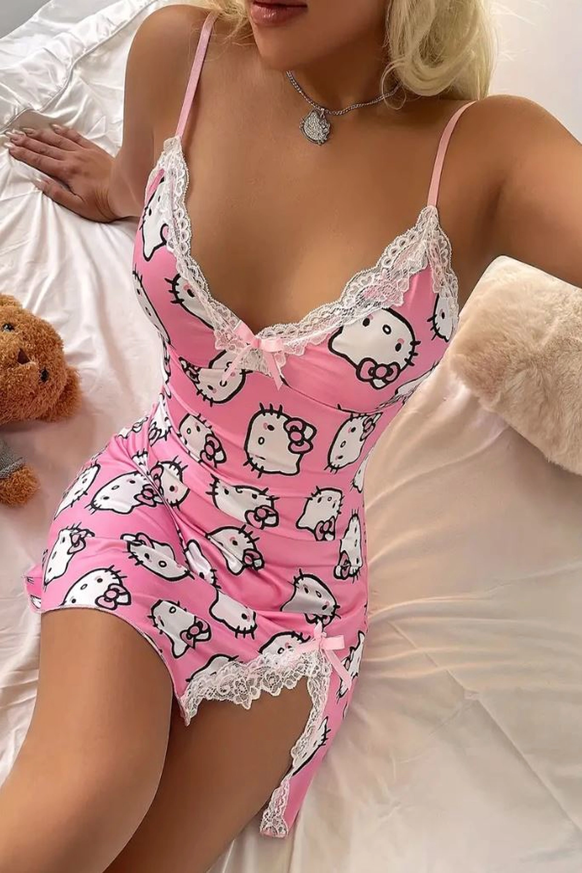 Hello Kitty Seksi Derin V Yaka Dantel Detaylı Yırtmaçlı Gece Elbisesi - Yumuşacık Gecelik