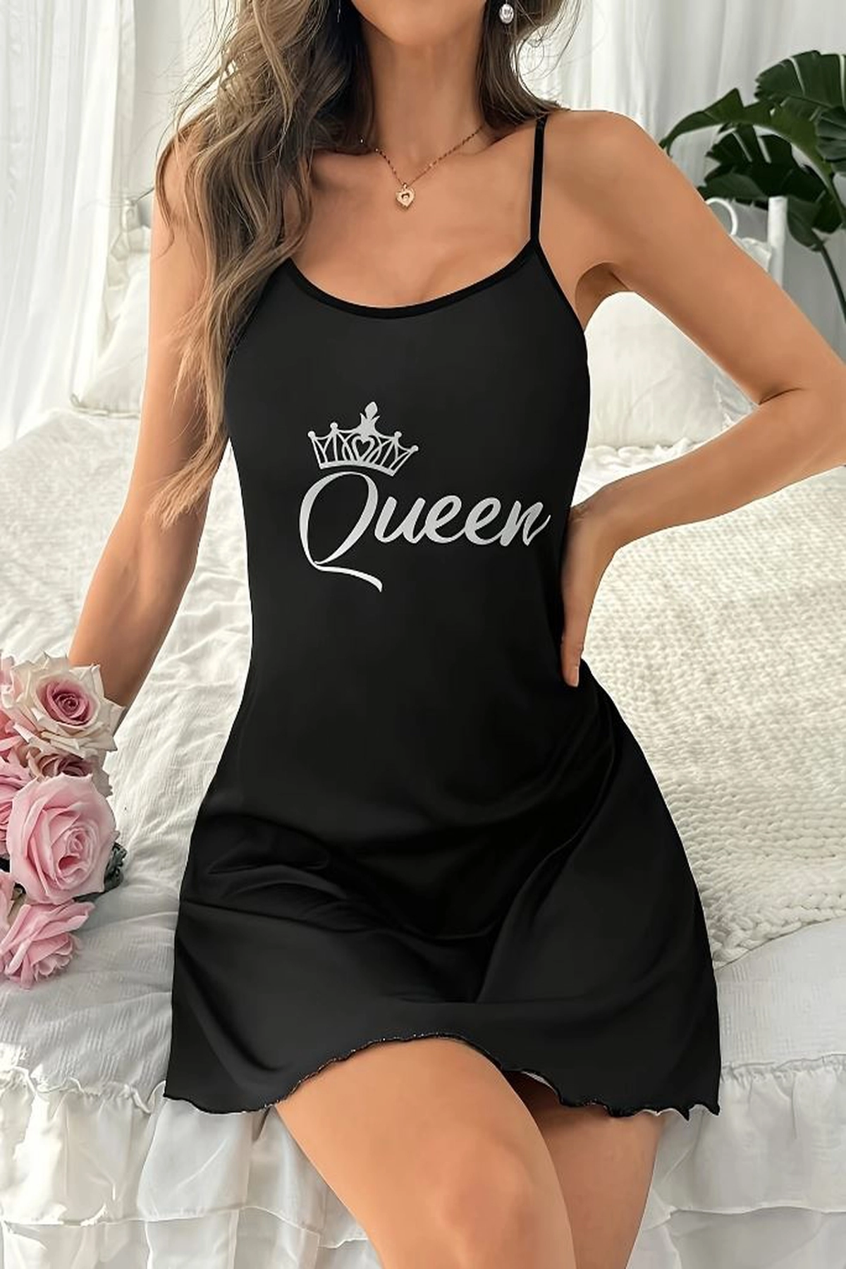 Queen Baskılı Askılı Siyah Gece Elbisesi - Yumuşacık Gecelik
