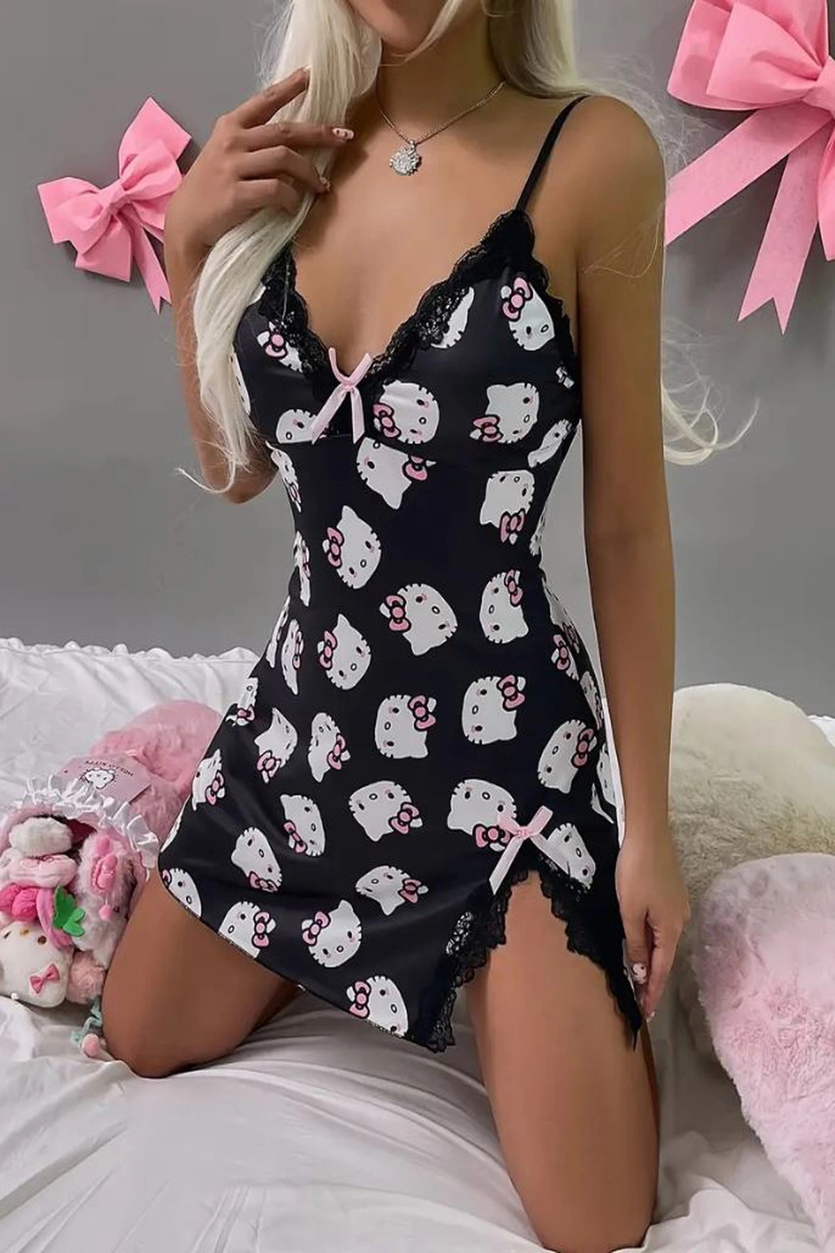 Hello Kitty Seksi Derin V Yaka Dantel Detaylı Yırtmaçlı Gece Elbisesi - Yumuşacık Gecelik