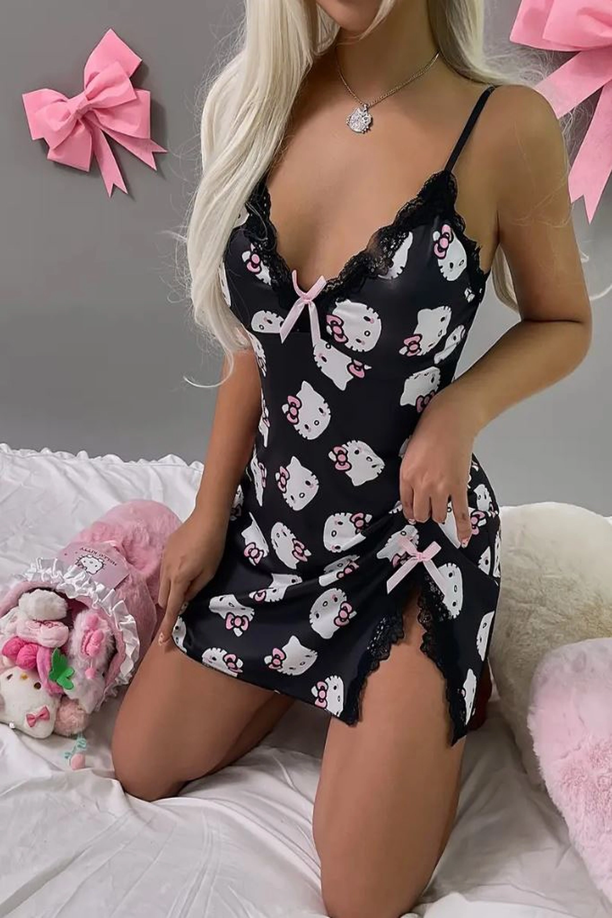Hello Kitty Seksi Derin V Yaka Dantel Detaylı Yırtmaçlı Gece Elbisesi - Yumuşacık Gecelik